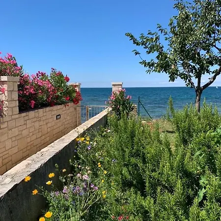 Charming Stone By The Sea Holiday home *