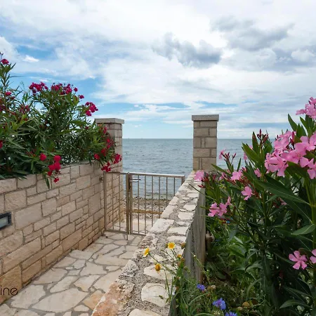 Charming Stone By The Sea 펜션